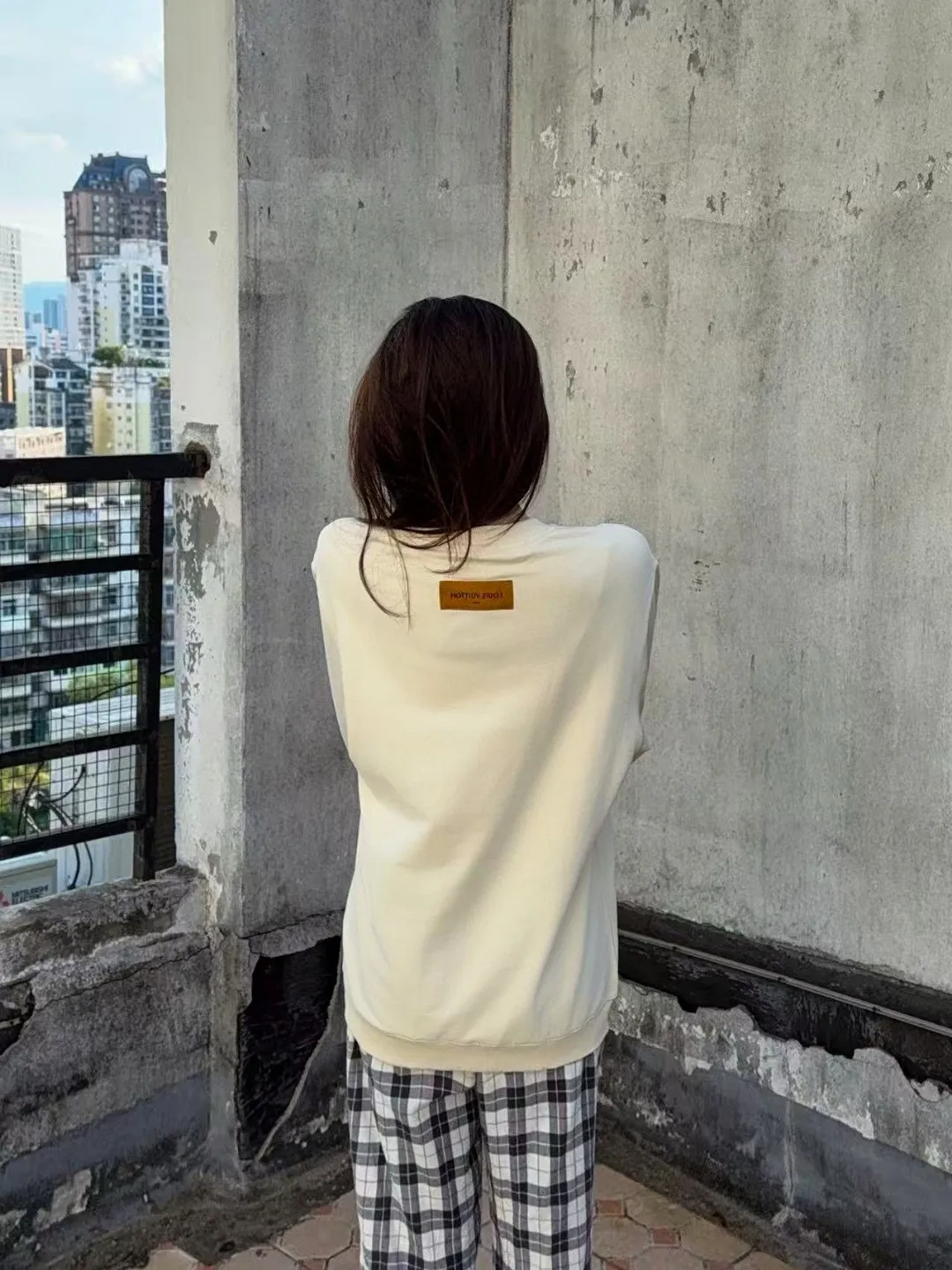 Louis Vuitton/Louis Vuitton 25Fw contrasting color four-flower embroidery crew neck sweatshirt